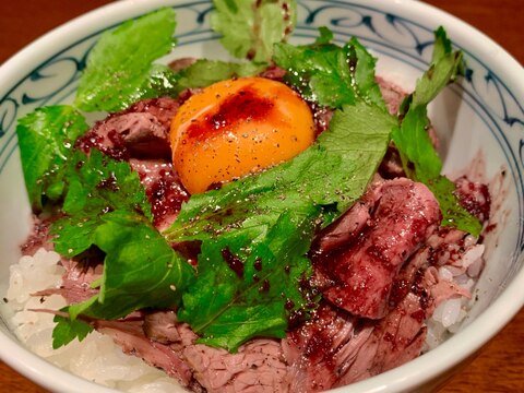 自家製赤ワインソースで作るローストビーフ丼